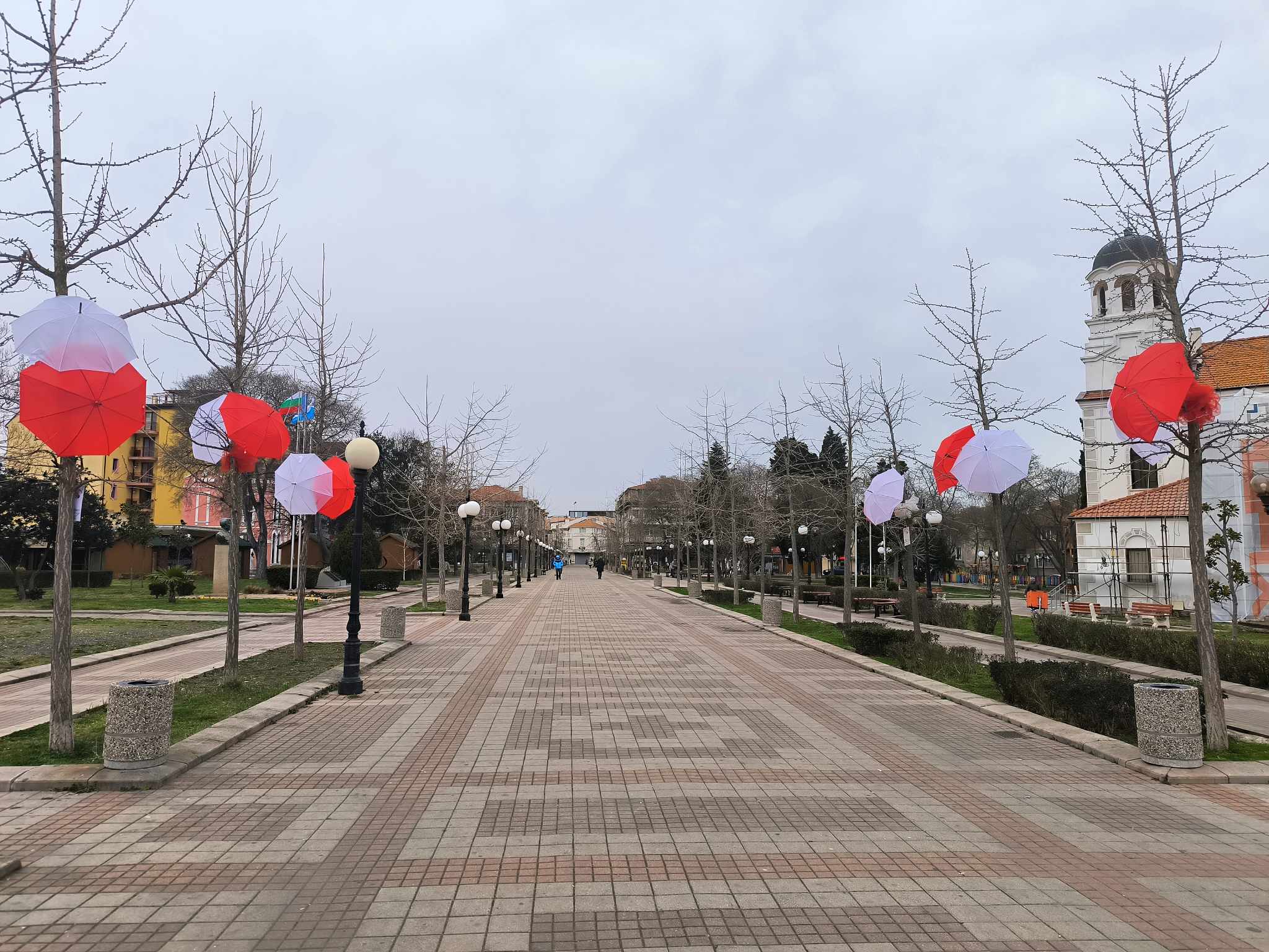 Поморие посрещна Баба Марта с много настроение и детски усмивки