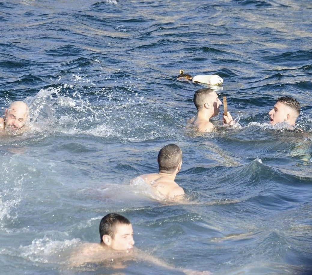 С празничен водосвет и литийно шествие в Приморско спасяват Светия кръст
