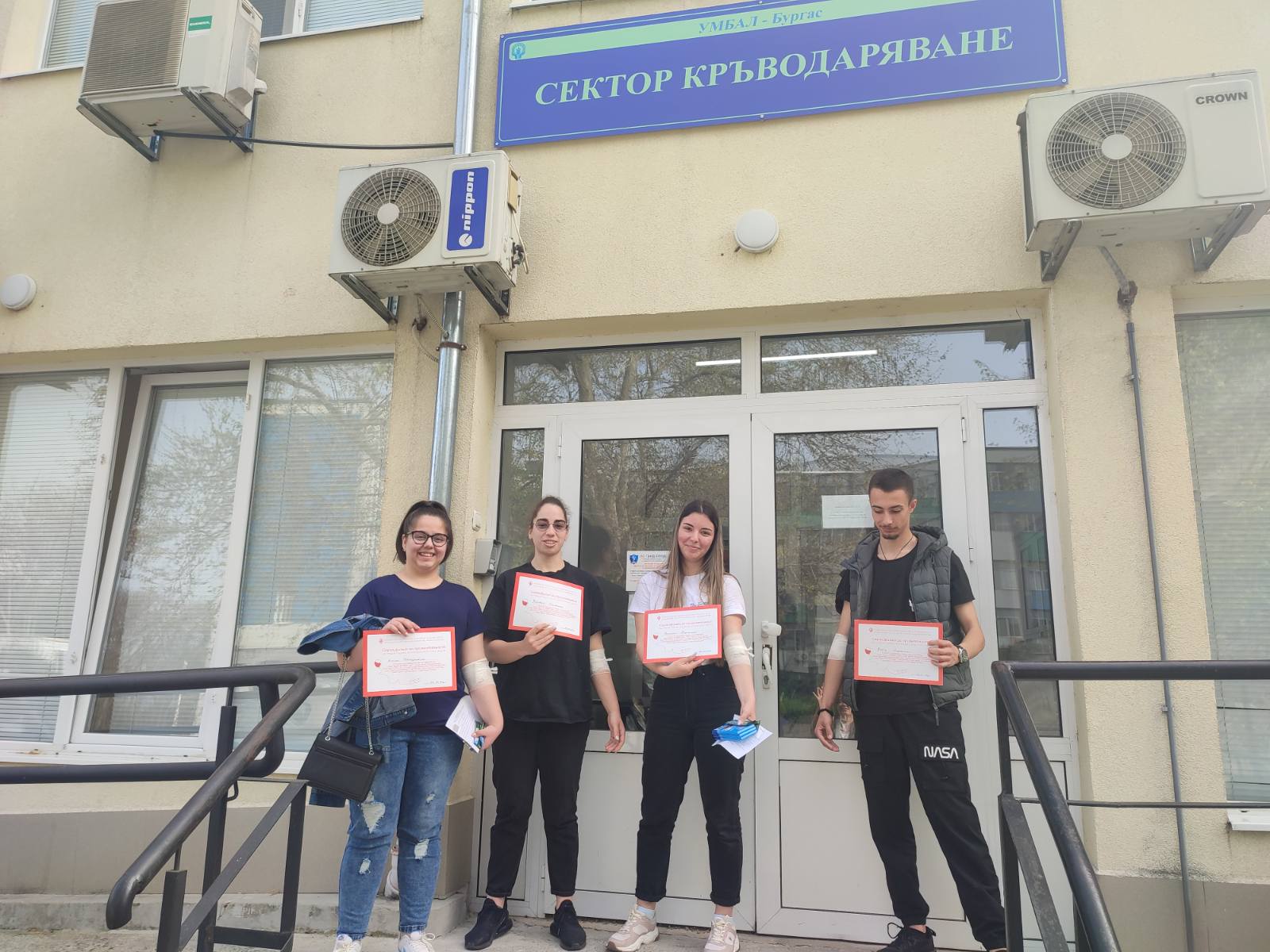 Добро дело преди бала - абитуриенти от Строителния в Бургас дариха кръв