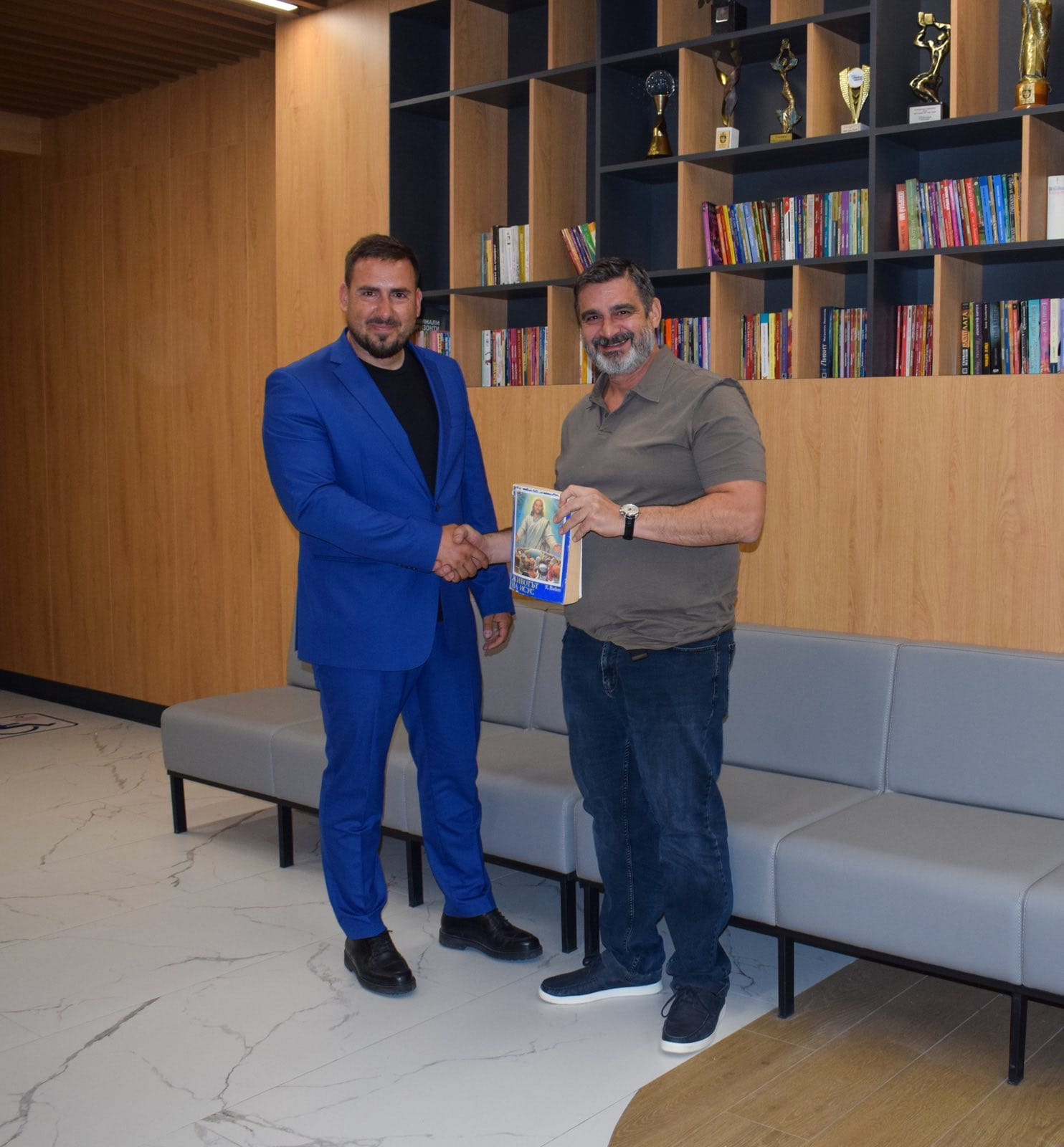 В Световния ден на книгата кметът на Приморско дари книги на онкоболницата в Бургас