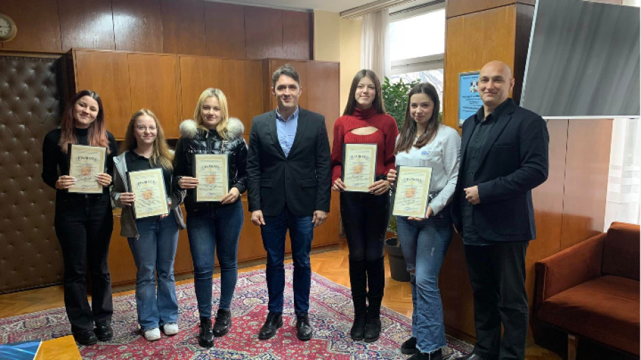 Отличиха пет бургаски ученички, намерили и върнали загубено портмоне