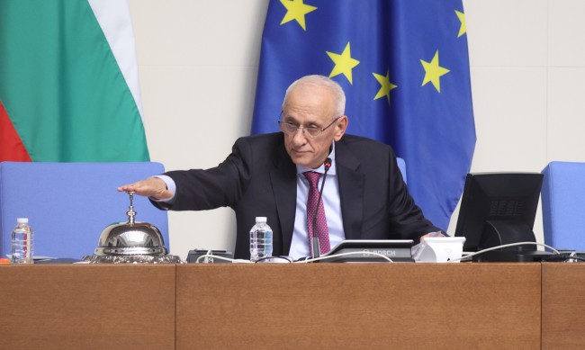 Силви Кирилов откри първото заседание на парламента, новите 240 положиха клетва