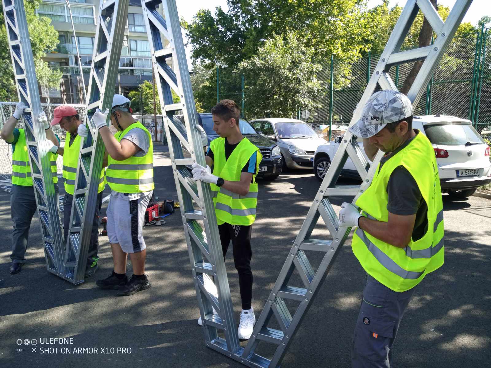 Ученици от Гимназията по автотранспорт изработиха соларна зарядна станция  